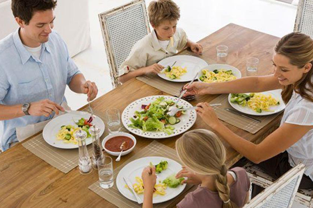Самое важное - это то, что еда за столом объединяет семью, пусть даже ненадолго